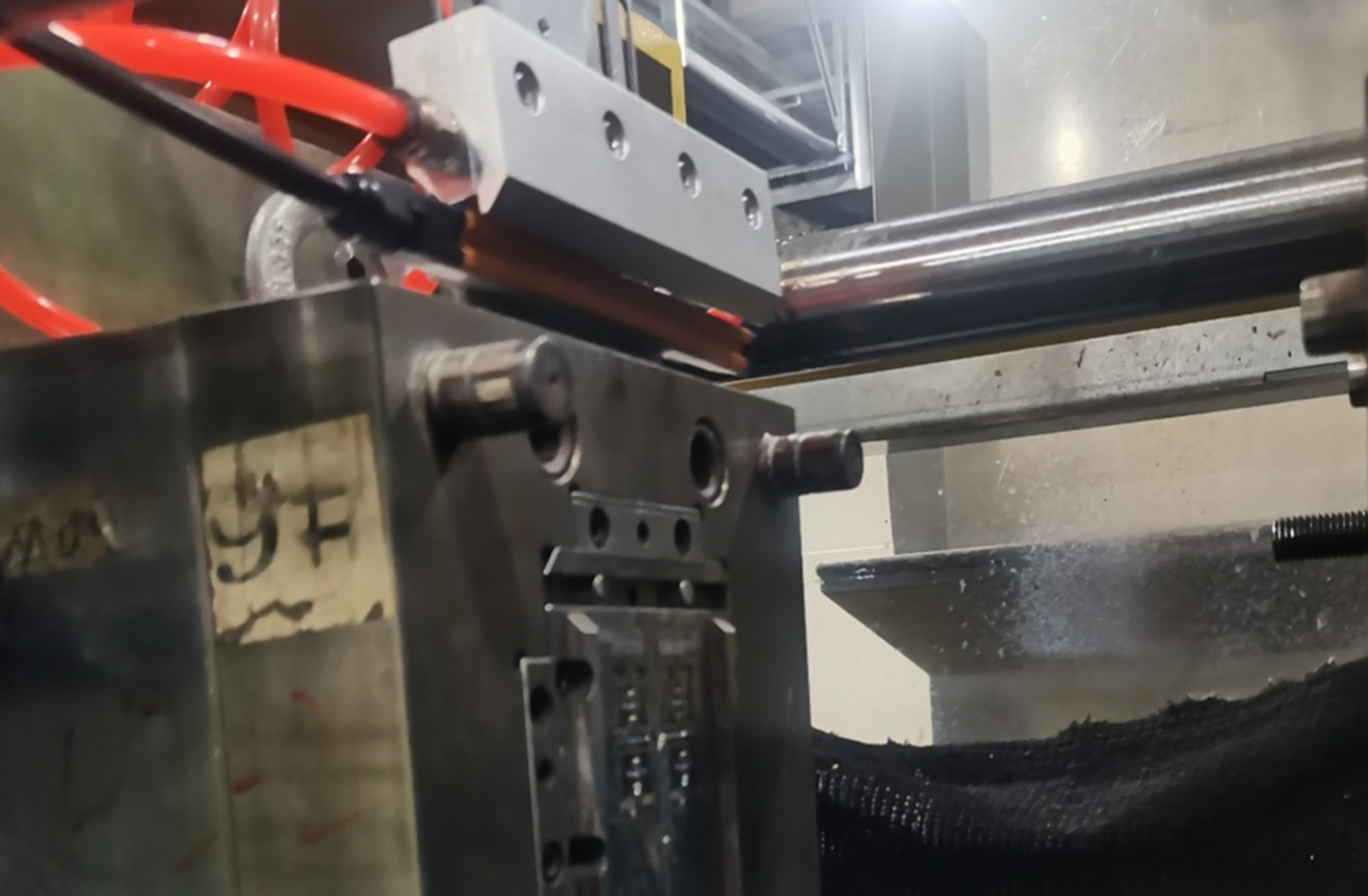 Loại bỏ tĩnh điện của các bộ phận ép phun nhẹ