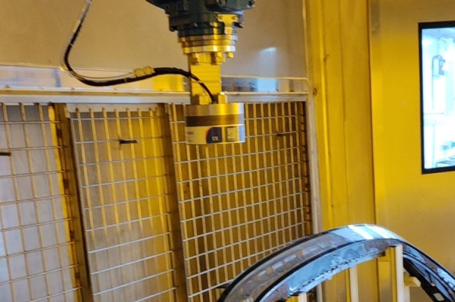 Cách mạng làm sạch thông minh: cánh tay cơ khí "thổi" bụi và điện tĩnh trên bóng đèn